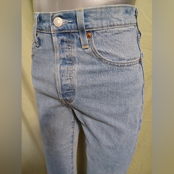 A Levi Strauss 501 Classic Button Fly Light Wash Blue Jeans - Picture 3 of 15